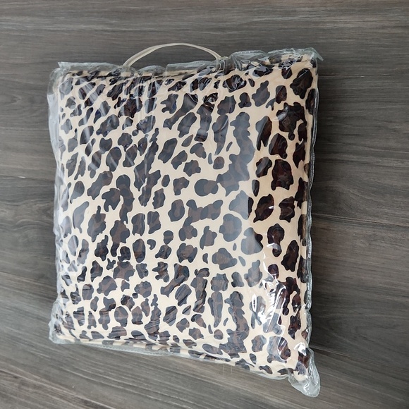 NWOT Pressure Activated Massage Pillow Big Leopard pattern - Picture 4 of 4